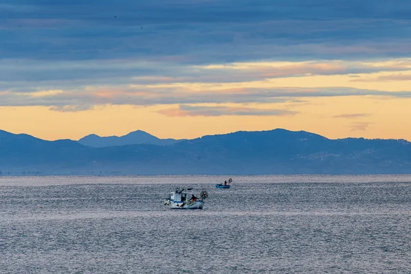 Barcos de pesca en el mar Mediterráneo — Foto de Stock