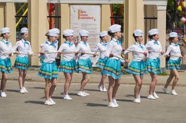 Grup öğrencileri çeşitli dans becerilerini Şehir Parkı üzerinde gerçekleştirin.
