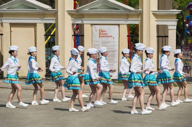 Grup öğrencileri çeşitli dans becerilerini Şehir Parkı üzerinde gerçekleştirin.