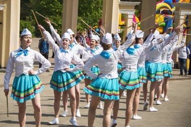 Grup öğrencileri çeşitli dans becerilerini Şehir Parkı üzerinde gerçekleştirin.