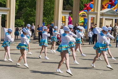 Grup öğrencileri çeşitli dans becerilerini Şehir Parkı üzerinde gerçekleştirin.
