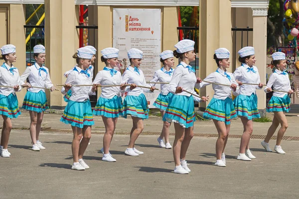 Grup öğrencileri çeşitli dans becerilerini Şehir Parkı üzerinde gerçekleştirin.