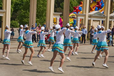 Grup öğrencileri çeşitli dans becerilerini Şehir Parkı üzerinde gerçekleştirin.