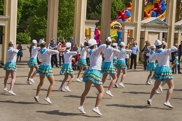 Grup öğrencileri çeşitli dans becerilerini Şehir Parkı üzerinde gerçekleştirin.