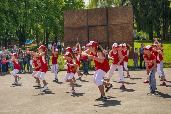 Hip hop dans grubu çocukların gerçekleştirir
