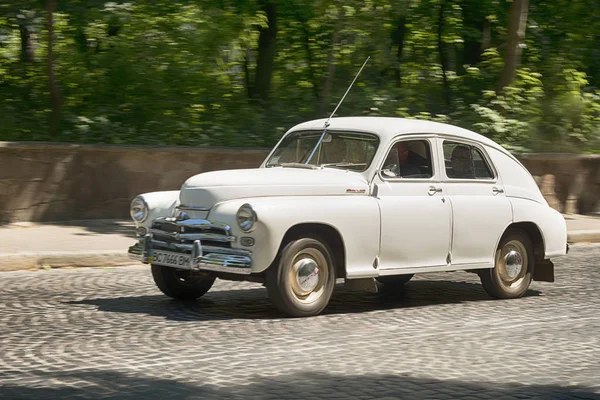 Staré retro auto Gaz -12 při účasti v závodu Leopolis gran — Stock fotografie