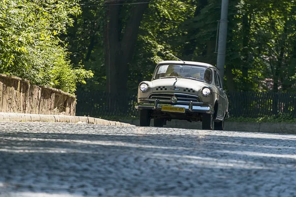 Velho carro retro Gaz-21 tendo participação na corrida Leopolis gran — Fotografia de Stock