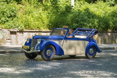 Eski retro araba yarış Leopolis katılım grand alarak Skoda 