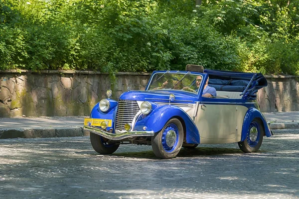 Staré retro auto Skoda, přičemž účast v závodě Leopolis grand — Stock fotografie