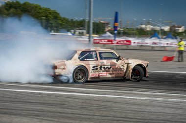 Bilinmeyen sürücü otomobil markası Bmw üzerinde parça üstesinden gelir.