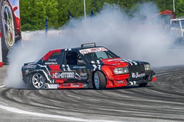 Bilinmeyen sürücü üzerinde otomobil markası Mercedes-Benz parça üstesinden gelir.