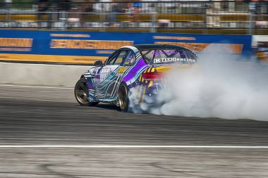 Bilinmeyen sürücü otomobil markası Bmw üzerinde parça üstesinden gelir.
