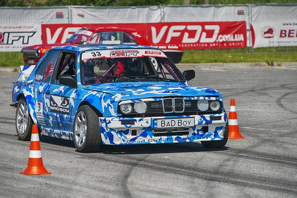 Desconocido jinete en la marca de coches BMW supera la pista — Foto de Stock