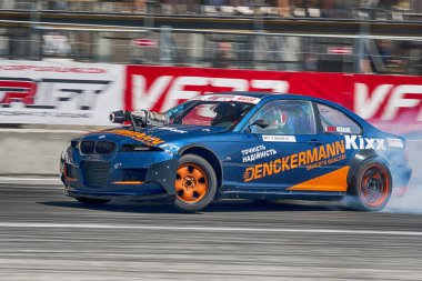 Bilinmeyen sürücü otomobil markası Bmw üzerinde parça üstesinden gelir.