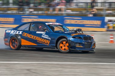 Bilinmeyen sürücü otomobil markası Bmw üzerinde parça üstesinden gelir.