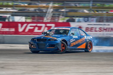 Bilinmeyen sürücü otomobil markası Bmw üzerinde parça üstesinden gelir.
