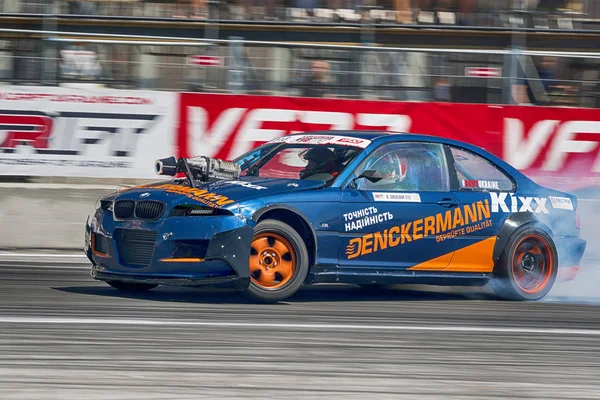 Bilinmeyen sürücü otomobil markası Bmw üzerinde parça üstesinden gelir.