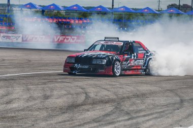 Bilinmeyen sürücü üzerinde otomobil markası Mercedes-Benz parça üstesinden gelir.