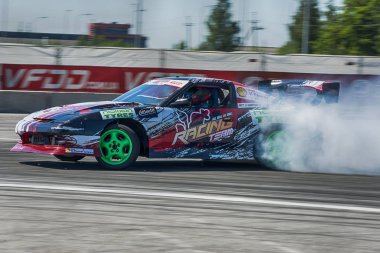 Bilinmeyen sürücü üzerinde otomobil markası Nissan parça üstesinden gelir.