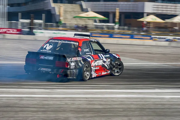 Pilota sconosciuto sul marchio di auto BMW supera la pista — Foto Stock