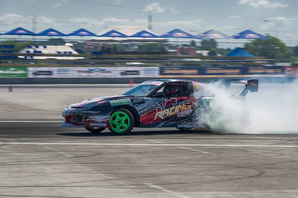 Bilinmeyen sürücü üzerinde otomobil markası Nissan parça üstesinden gelir.