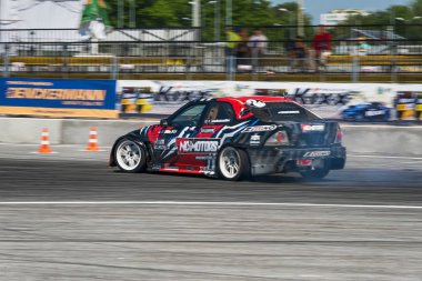 Bilinmeyen sürücü otomobil markası Bmw üzerinde parça üstesinden gelir.