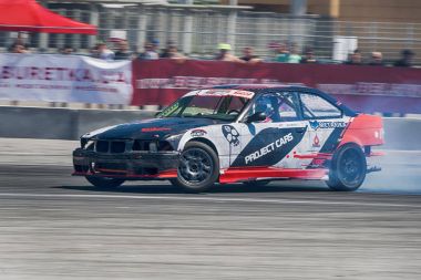 Bilinmeyen sürücü otomobil markası Bmw üzerinde parça üstesinden gelir.