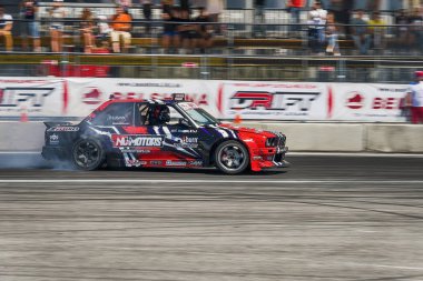 Bilinmeyen sürücü otomobil markası Bmw üzerinde parça üstesinden gelir.