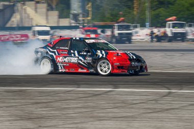 Bilinmeyen sürücü Honda otomobil markası üzerinde parça üstesinden gelir.