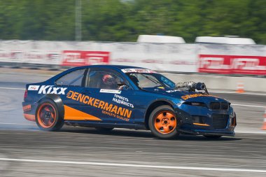 Bilinmeyen sürücü otomobil markası Bmw üzerinde parça üstesinden gelir.