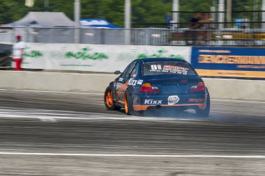 Bilinmeyen sürücü otomobil markası Bmw üzerinde parça üstesinden gelir.