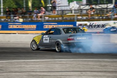 Bilinmeyen sürücü otomobil markası Bmw üzerinde parça üstesinden gelir.