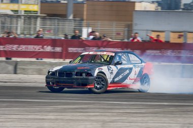 Bilinmeyen sürücü otomobil markası Bmw üzerinde parça üstesinden gelir.