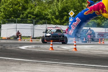 Bilinmeyen sürücü otomobil markası Bmw üzerinde parça üstesinden gelir.