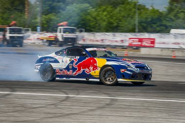 Bilinmeyen sürücü üzerinde otomobil markası Nissan parça üstesinden gelir.