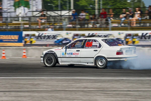 Desconocido jinete en la marca de coches BMW supera la pista — Foto de Stock