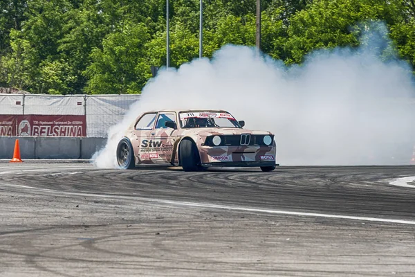 Pilot Marek Wartalowicz på bilmärket Bmw övervinner tr — Stockfoto