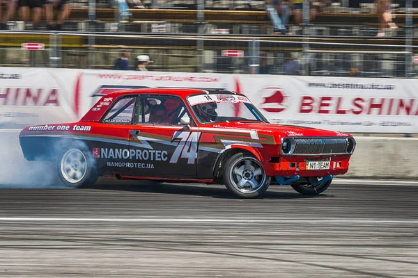 Unknown rider on the car brand GAZ -24 Volga overcomes the track — Stock Photo, Image