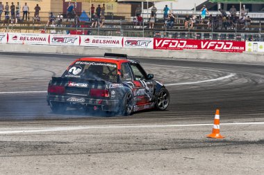 Bilinmeyen sürücü otomobil markası Bmw üzerinde parça üstesinden gelir.