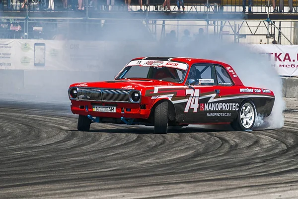 Unknown rider on the car brand GAZ -24 Volga overcomes the track — Stock Photo, Image