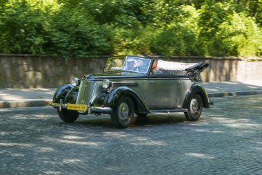 Eski retro araba yarış Leopol avare W 23 alarak katılım