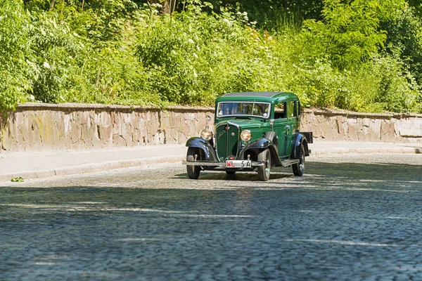 Alte Retro-Auto Fiat 518 Teilnahme an Rennen leopolis gr — Stockfoto