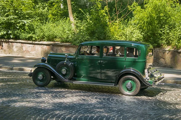 Alte Retro-Auto Fiat 518 Teilnahme an Rennen leopolis gr — Stockfoto