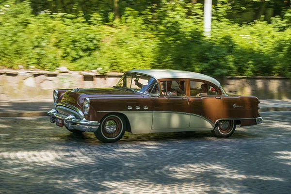 Altes retro auto buick special unter teilnahme an rennen leopoli — Stockfoto