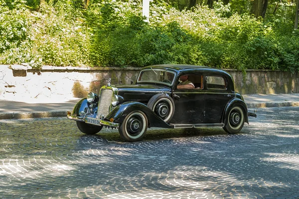 Antiguo coche retro Mercedes Benz 230 participando en la carrera Le —  Fotos de Stock