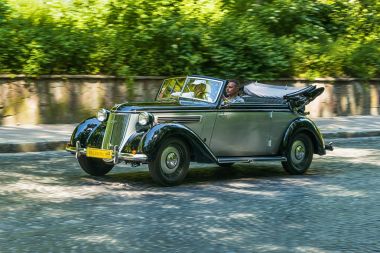 Eski retro araba yarış Leopol avare W 23 alarak katılım