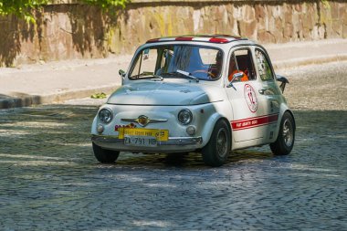 Yarış L katılım alarak eski retro araba Fiat Abarth 695 ss