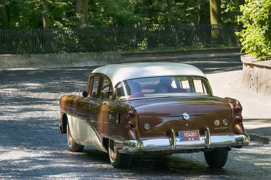 Eski retro araba yarış Leopoli katılım Buick özel alma
