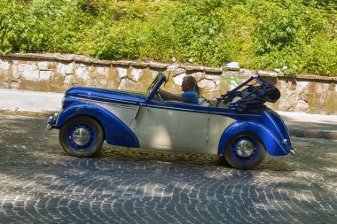 Eski retro araba yarış Leopolis katılım grand alarak Skoda 