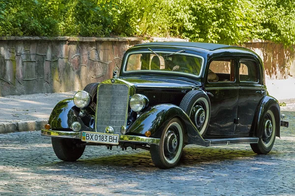 Stary samochód retro Mercedes Benz W 143 biorąc udział w wyścigu — Zdjęcie stockowe